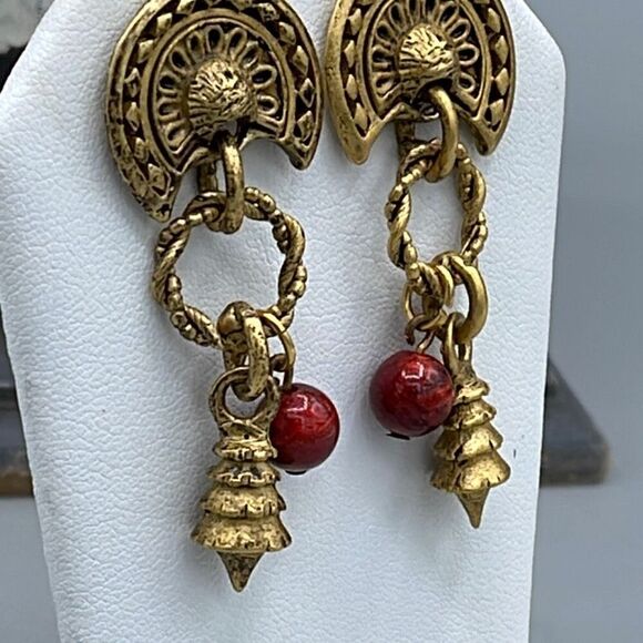 Vintage gold colored dangle pieced earrings. - Picture 3 of 7